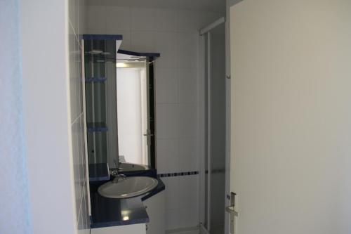 une salle de bain avec un lavabo et un miroir dans l'établissement Logement entier : appartement en résidence, à Les Sables-dʼOlonne