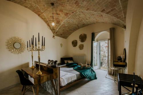 1 dormitorio con 1 cama y 1 mesa en una habitación en Lo Scorcio, casa vacanza nel cuore dei Sassi con vista incantevole con Self check-in en Matera
