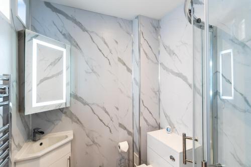 Bilik mandi di Finest Retreats - The Hideaway - Studio Apartment in Porthleven