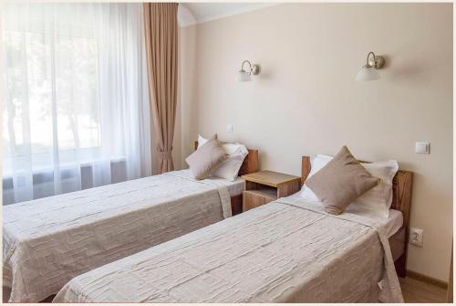 Ένα ή περισσότερα κρεβάτια σε δωμάτιο στο Mandarin Restoran & Hostel