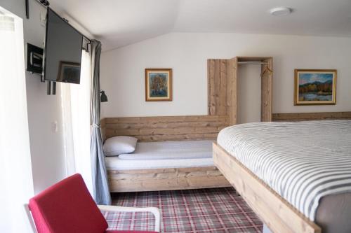 מיטה או מיטות בחדר ב-Hiša Poljana Rooms
