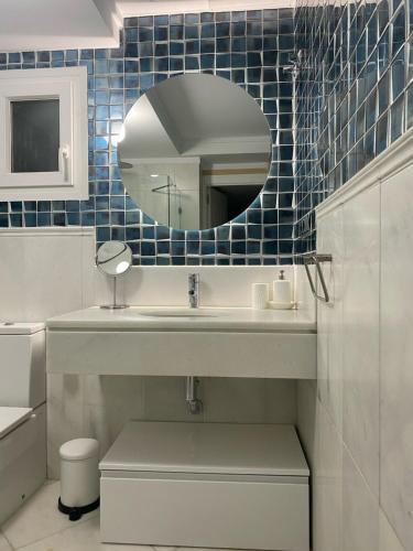a bathroom with a sink and a mirror at Altair 11 in El Puerto de Santa María