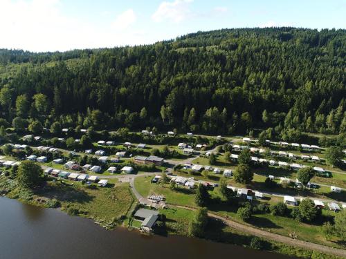 an aerial view of a campgrounds next to a lake at Freizeit- und Campinganlage Gaisweiher in Flossenbürg