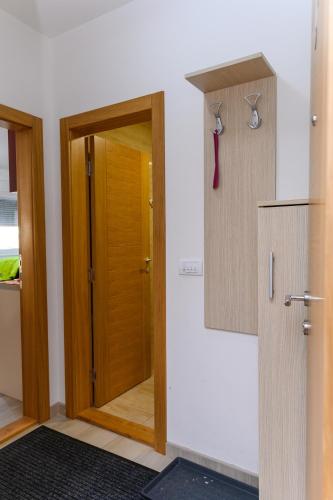 a room with a wooden door and ajar door at Apartman Saga Premium Garaza Parking Vauceri Ne in Soko Banja