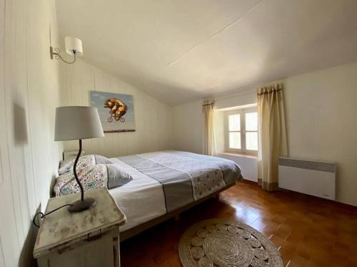 A bed or beds in a room at La Bastide de Beauluc
