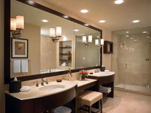 baño con 2 lavabos y espejo grande en Hyatt Regency Bellevue en Bellevue