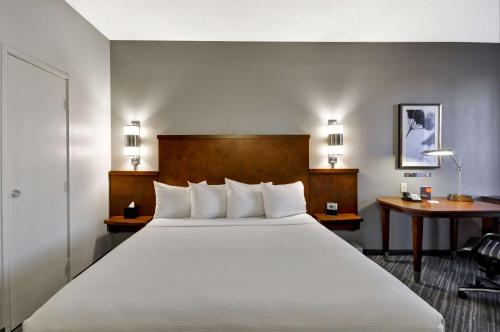 uma grande cama branca num quarto de hotel em Hyatt Place Las Vegas em Las Vegas