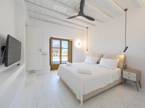 Postel nebo postele na pokoji v ubytování Mykonos AG Villas in Psarou beach