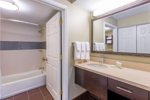 Kylpyhuone majoituspaikassa Sonesta ES Suites Atlanta Alpharetta Avalon