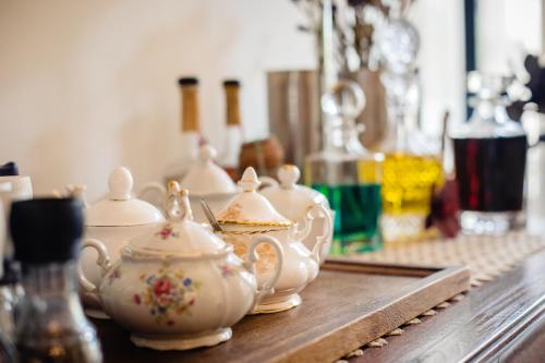 a group of tea sets on a table at Hotel de Reiziger in Ottersum