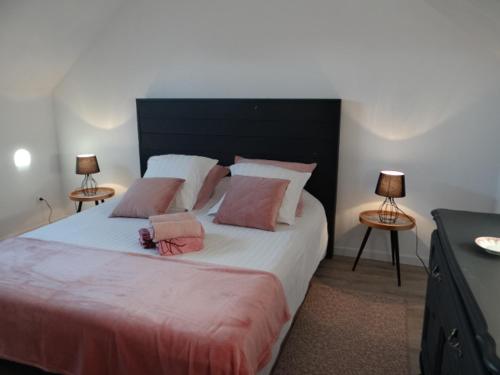 une chambre avec un grand lit avec deux lampes dans l'établissement Gîte bord de mer près de FECAMP 