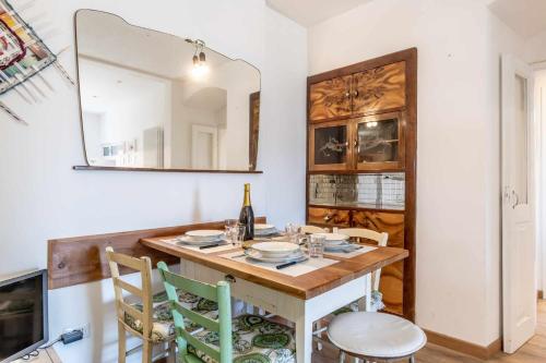 - une salle à manger avec une table, des chaises et un miroir dans l'établissement Casa Anniva Nanno OSPITAR, à Tuenno