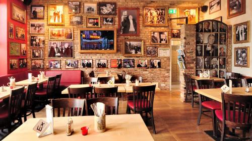 Un restaurant u otro lugar para comer en Rhein Hotel St. Martin