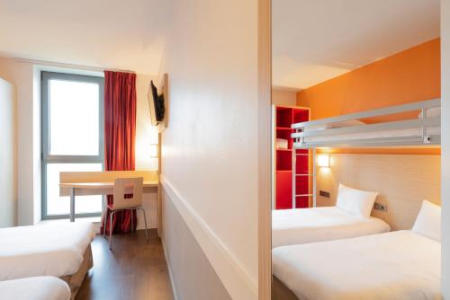 Katil dua tingkat atau katil-katil dua tingkat dalam bilik di Premiere Classe Le Havre Centre-LES DOCKS