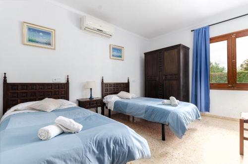 Postel nebo postele na pokoji v ubytování YourHouse Can Escandeu