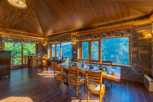 Fotografie z fotogalerie ubytování StayVista at Mountain Mirage 3BR Villa Luxury in Kasauli v destinaci Solan