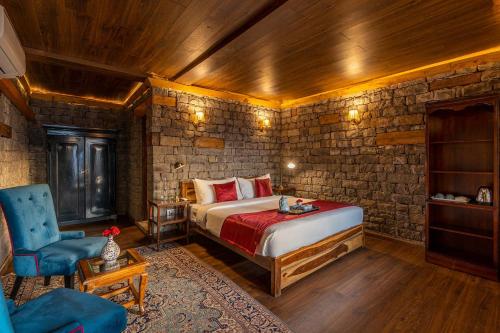 Postel nebo postele na pokoji v ubytování StayVista at Mountain Mirage 3BR Villa Luxury in Kasauli