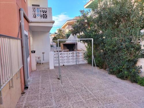 a courtyard with a white fence and a building at Sol y Mar I in Guardamar del Segura