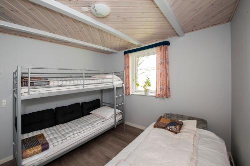 a bedroom with bunk beds and a window at Hovborg Ferieby - Torpet 146 in Hovborg