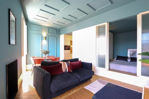 sala de estar con sofá y mesa en HM - Infante Riverside Apartment K en Oporto