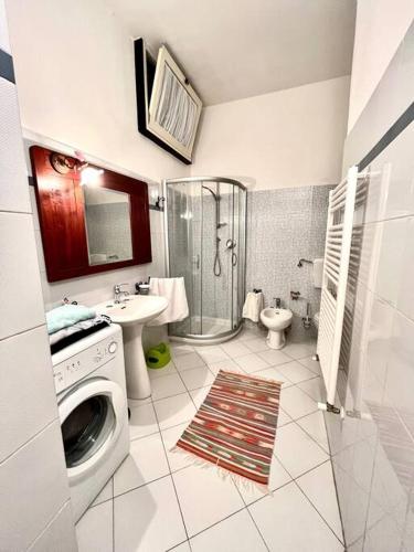 uma casa de banho com uma máquina de lavar roupa e um lavatório em Casa Da Ste em Monterosso al Mare