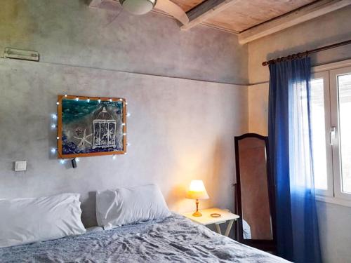 Un pat sau paturi într-o cameră la Corfu Town Garden Cottage