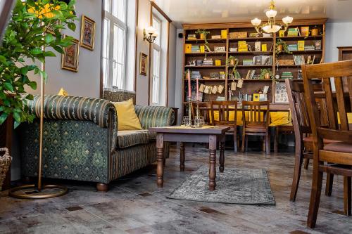 uma sala de estar com um sofá e uma mesa em San Gennaro em Sighişoara