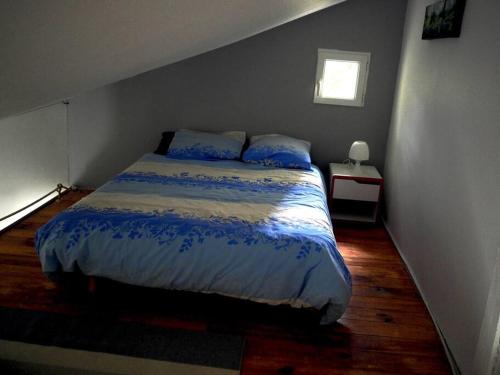 Llit o llits en una habitació de PETITE MAISON CHALEUREUSE EN QUASI CENTRE