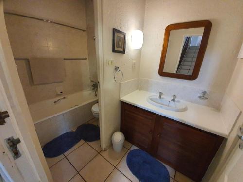 uma casa de banho com um lavatório, um WC e um espelho. em San Lameer Villa 2902 em Marina Beach