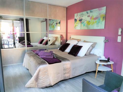 Giường trong phòng chung tại VILLA LUCIA, moderne avec piscine tempérée, ping pong, proche plage à Vieux-Boucau