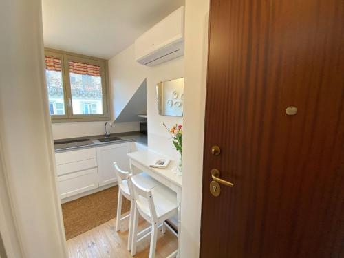 kuchnia z biurkiem, stołem i drzwiami w obiekcie Casa Ginepro via Mazzini w Turynie