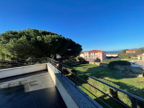 普罗普里亚诺APPART-SPACIEUX-VUE MER-4 PERS的从房子的阳台看到的景色