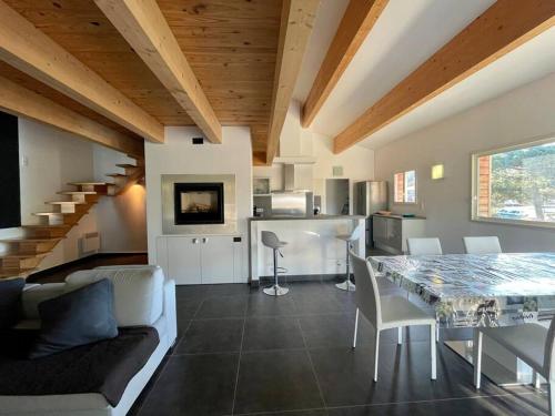 普罗普里亚诺APPART-SPACIEUX-VUE MER-4 PERS的一间带餐桌的客厅和一间厨房