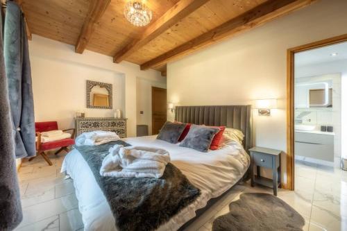 sypialnia z łóżkiem, na którym leży pies w obiekcie Luxury Chalet Morzine with stunning mountain views w mieście Saint-Jean-dʼAulps