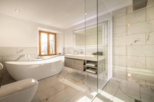 ห้องน้ำของ Luxury Chalet Morzine with stunning mountain views