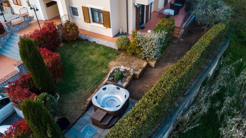 an aerial view of a garden in a house at La Gardenia in Montecatini Terme