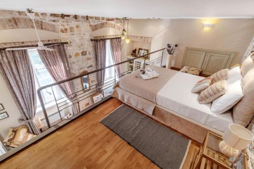 Mouragia Loft - Waterfront Old Corfu Town في مدينة كورفو: غرفة نوم كبيرة مع سرير كبير وشرفة