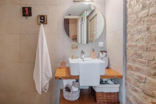 חדר רחצה ב-Mouragia Loft - Waterfront Old Corfu Town