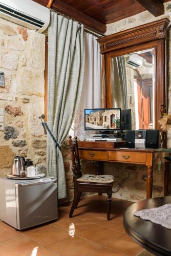 a desk with a mirror and a computer in a room at Casa Di Veneto in Hersonissos
