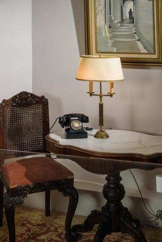 a table with a lamp and a telephone on it at Casa Di Veneto in Hersonissos