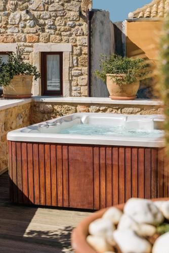 a jacuzzi tub with two potted plants at Casa Di Veneto in Hersonissos