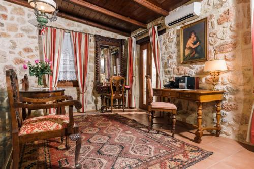a room with a desk and a table and chairs at Casa Di Veneto in Hersonissos