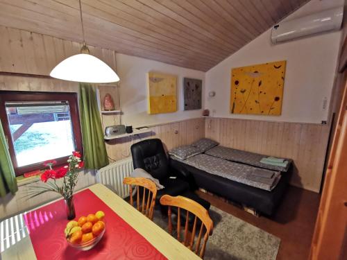 een kleine kamer met een tafel en een bed erin bij Cottage Barbara in Škofja Loka