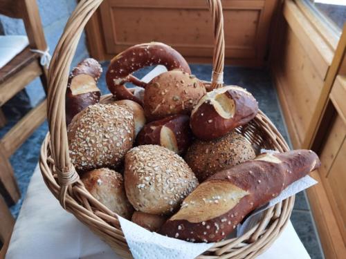 una cesta llena de diferentes tipos de pan y salchichas en Altes Forsthaus Bodenmais, en Bodenmais