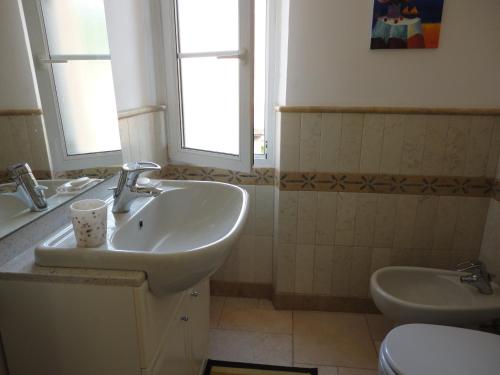 ein Bad mit einem Waschbecken und einem WC in der Unterkunft Villa Playa del Sol - B1e1 in Saint-Tropez