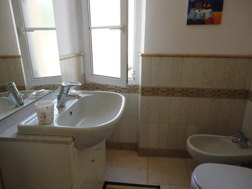 une salle de bain avec un lavabo et des toilettes dans l'établissement Villa Playa del Sol - B1e1, à Saint-Tropez