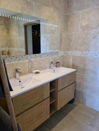 une salle de bain avec deux lavabos et un miroir dans l'établissement CASSIS Plage & Calanques, à Cassis