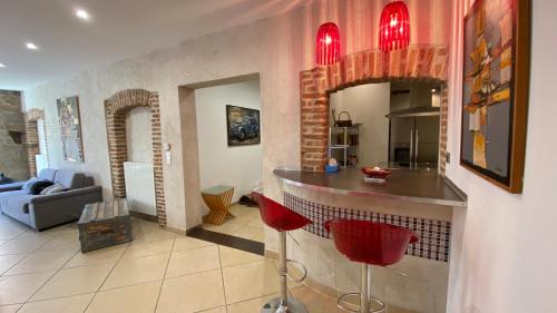 una cucina e un soggiorno con bar in una casa di CASA DI ARTISTI AJACCIO - Holiday Homes - Classé 5 étoiles - EXCEPTIONNEL ad Ajaccio