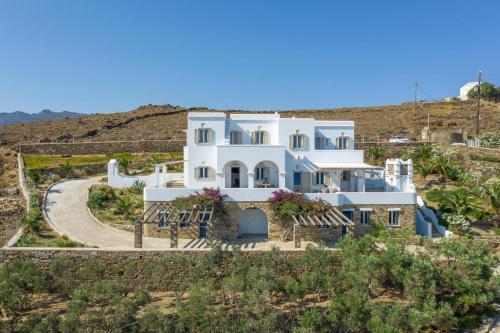 La Chapelle Est and Ouest in Tinos