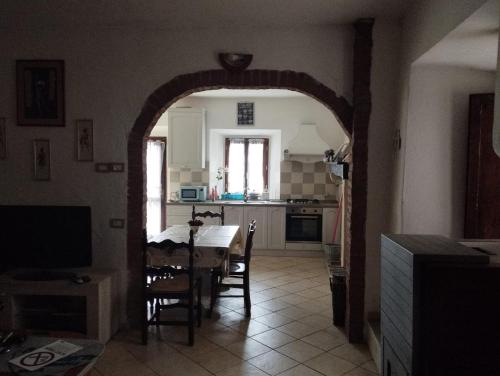 a kitchen and dining room with a table and chairs at Il Podere di Massi in Barberino di Mugello